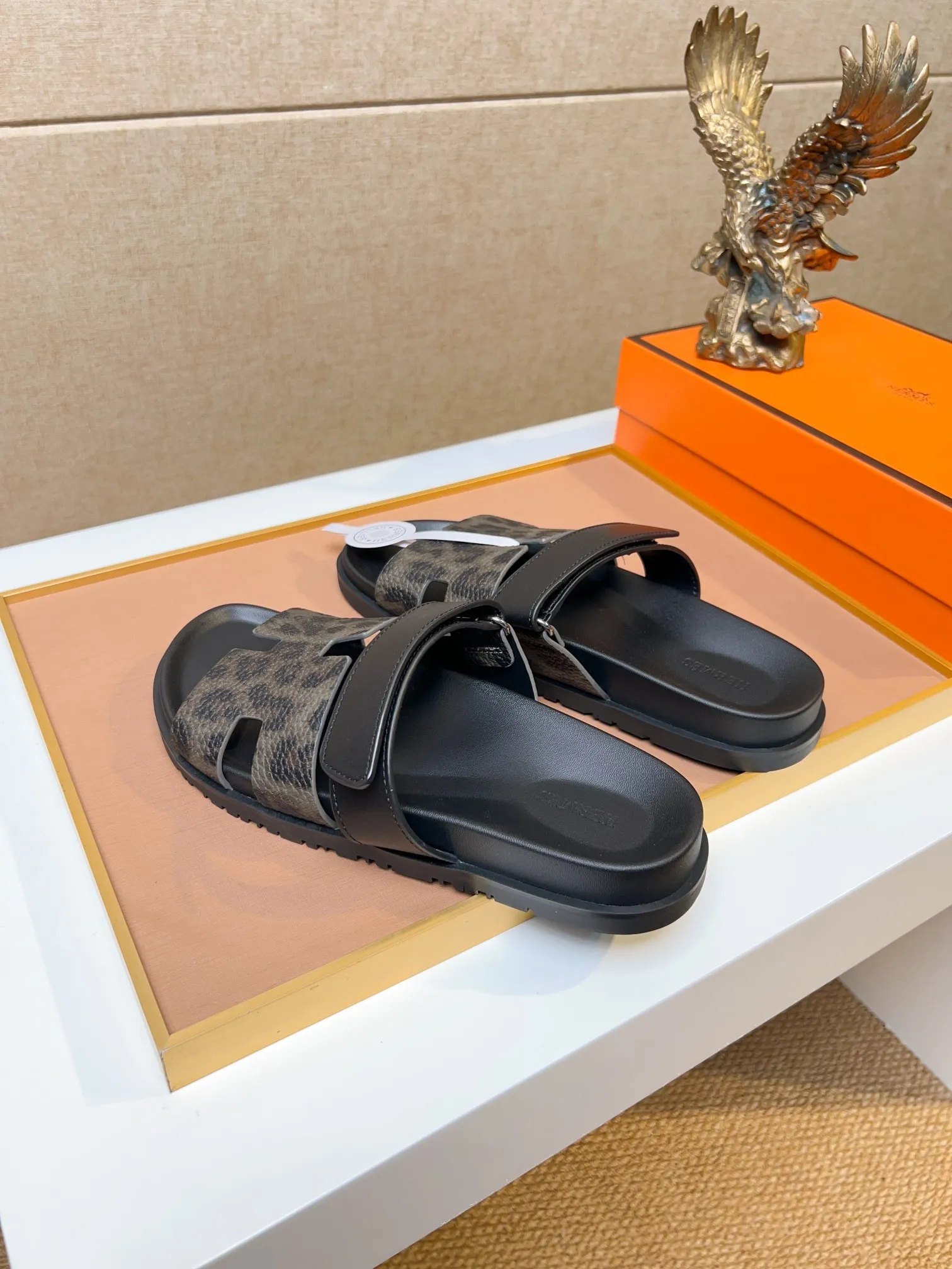 Men's clothing and shoes 💰340 💅💅💅 new arrival. Hermes Hermes official website latest counter synchronized new oran color leather H slippers, the original Paris version flew back to the original model and opened the mold to make it perfectly🍌The highest quality Sincerity, you can enter and leave the counter at will [Deyi] The upper is made of original customized  colored palm prints, crocodile print, ostrich print, colored cow leather, colored cow suede, 🤔 horse hair, 🥳 colored diamonds, 🥰 3D printing, and other genuine leather slippers, imported cow pattern foot pad lining, Italian  latest original genuine leather combination outsole Code number: 38-48 (customized at 46.47.48) Can be made into picture combination sole with genuine leather pattern and ordinary molded outsole